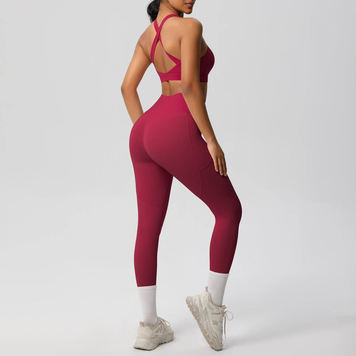 Yoga-Set: weinrotes Sport-Top mit Kreuzträgern und Leggings mit Knöchelbund