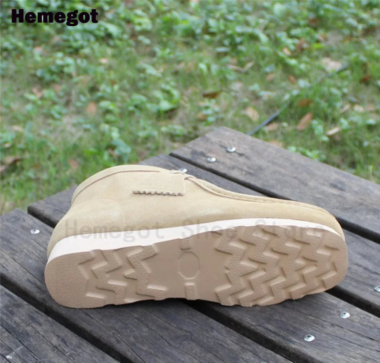 Beige Gummisohle eines Herren-Boots mit Profil und abgerundeten Stollen