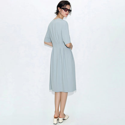 Tailliertes Midi-Kleid in hellem Blau, Seitenansicht mit kurzem Ärmel und Falten am Bund