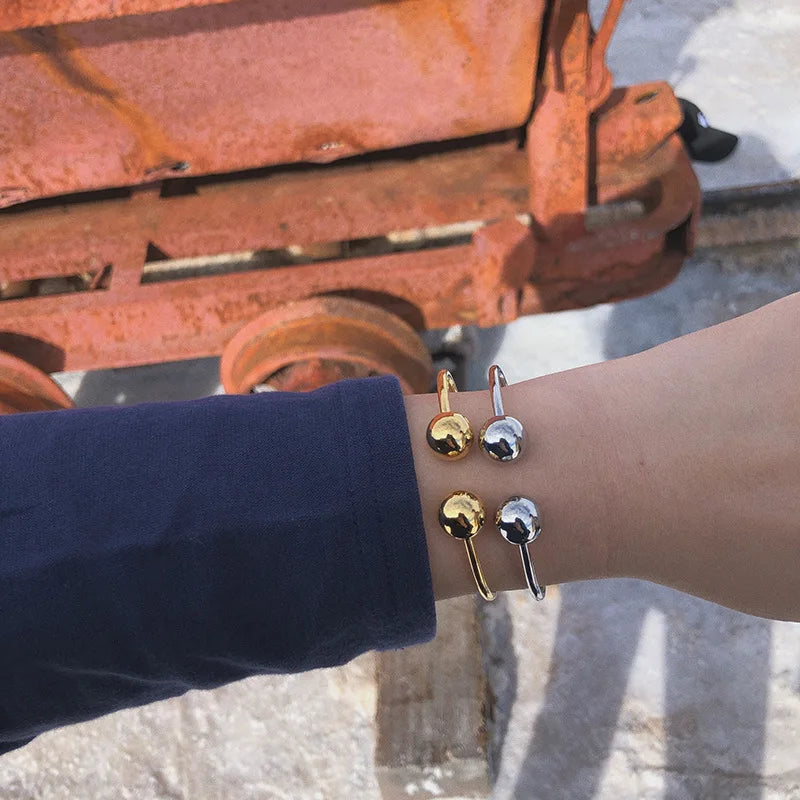 Damen-Armreif mit Metallkugel aus 316L Titanstahl
