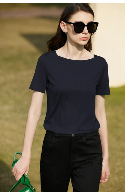 Damen T-Shirt im minimalistischen Stil mit One-Line Kragen und kurzen Ärmeln