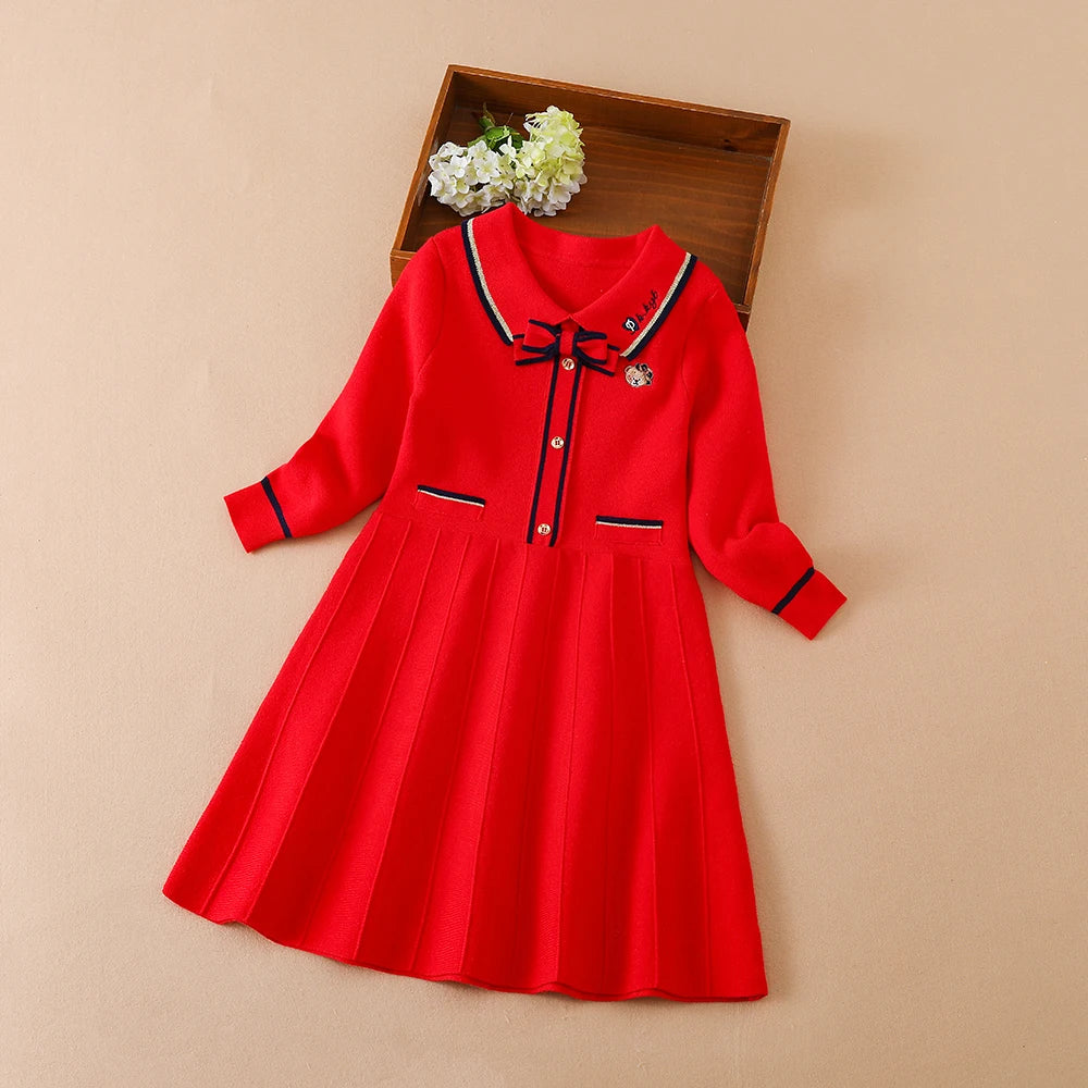 Kinderkleid in Rot mit Knopfleiste, Schleife am Kragen und Tierapplikation