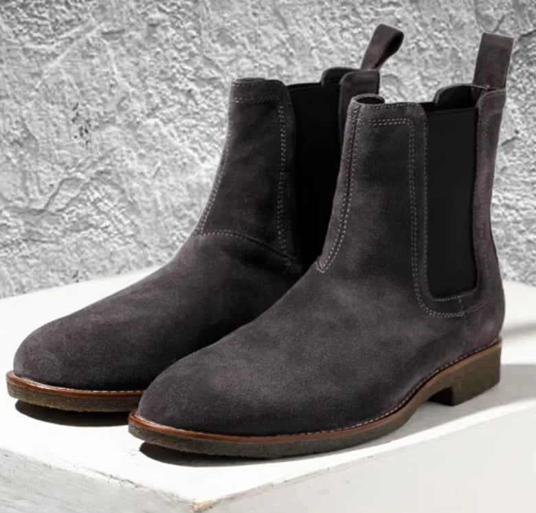 Herren-Chelsea-Boots aus Wildlederoptik, dunkelgrau, elastische Einsätze, braune Sohle
