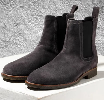 Herren-Chelsea-Boots aus Wildlederoptik, dunkelgrau, elastische Einsätze, braune Sohle