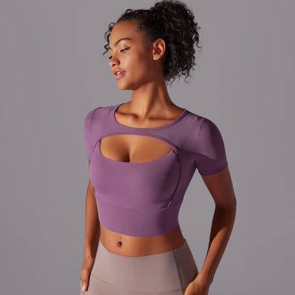 Lila Sporttop mit Cut-out, Kurzarm, Seitenansicht