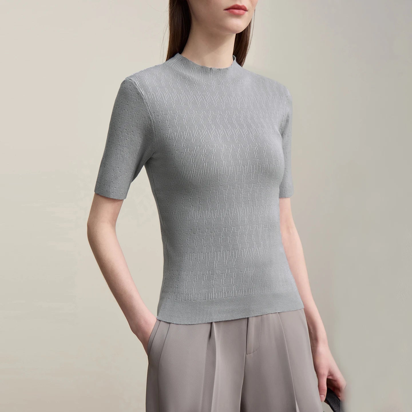 Damen-Strickpullover mit kurzem Stehkragen, Kurzarm, schmaler Schnitt in Silbergrau