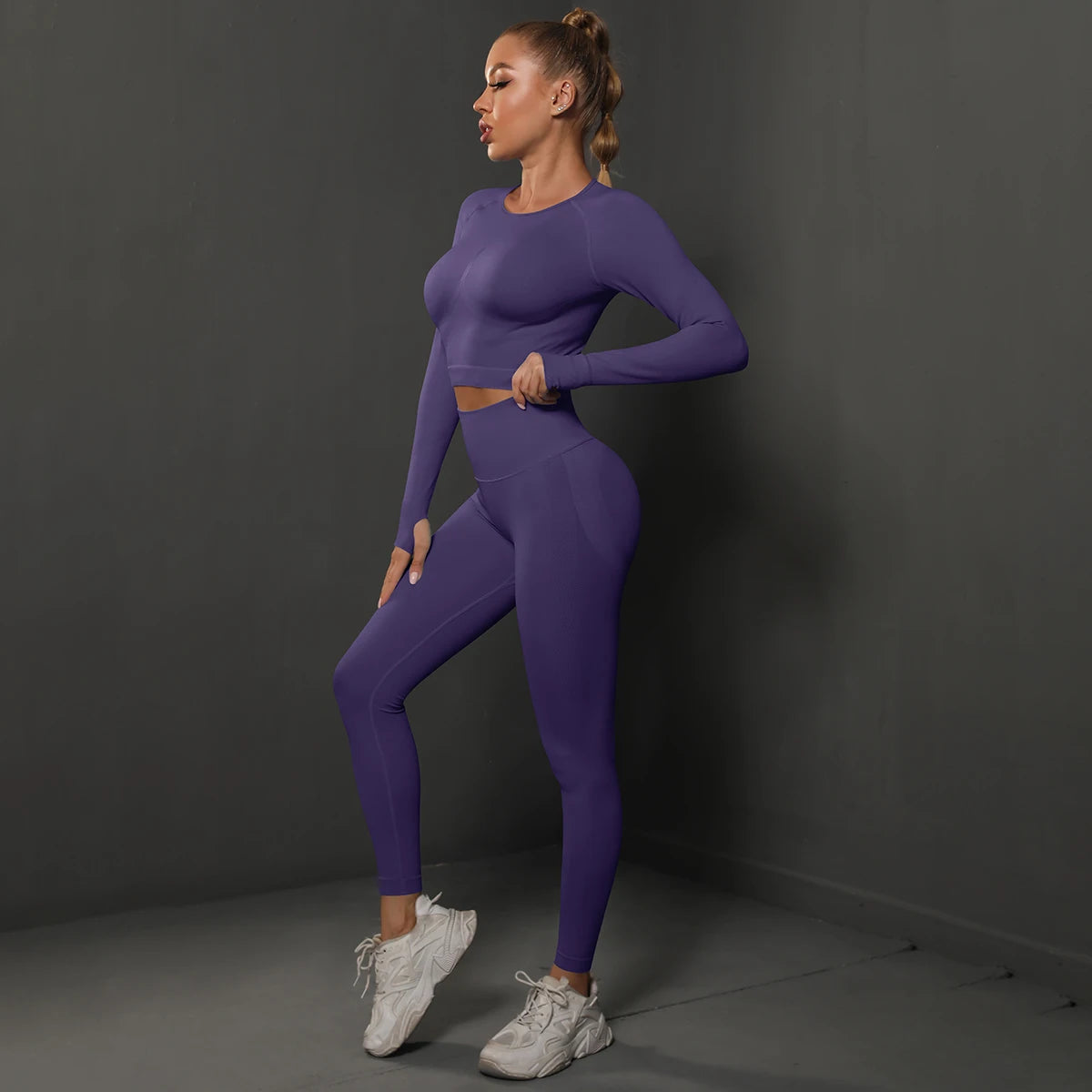 Nahtloses Yoga-Set in Lila: langärmeliges Crop-Top und High-Waist Leggings, Stretch