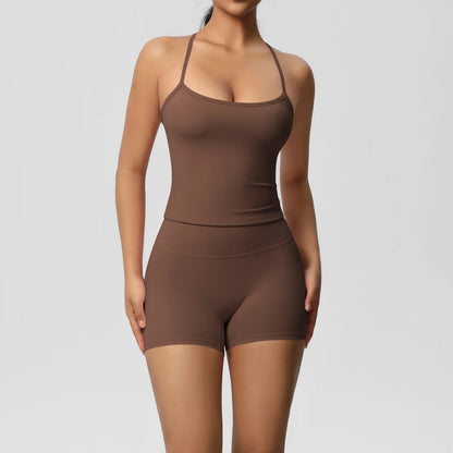 Braunes nahtloses Yoga-Set: Trägerhemd-Bustier und Shorts mit Nahtlinien