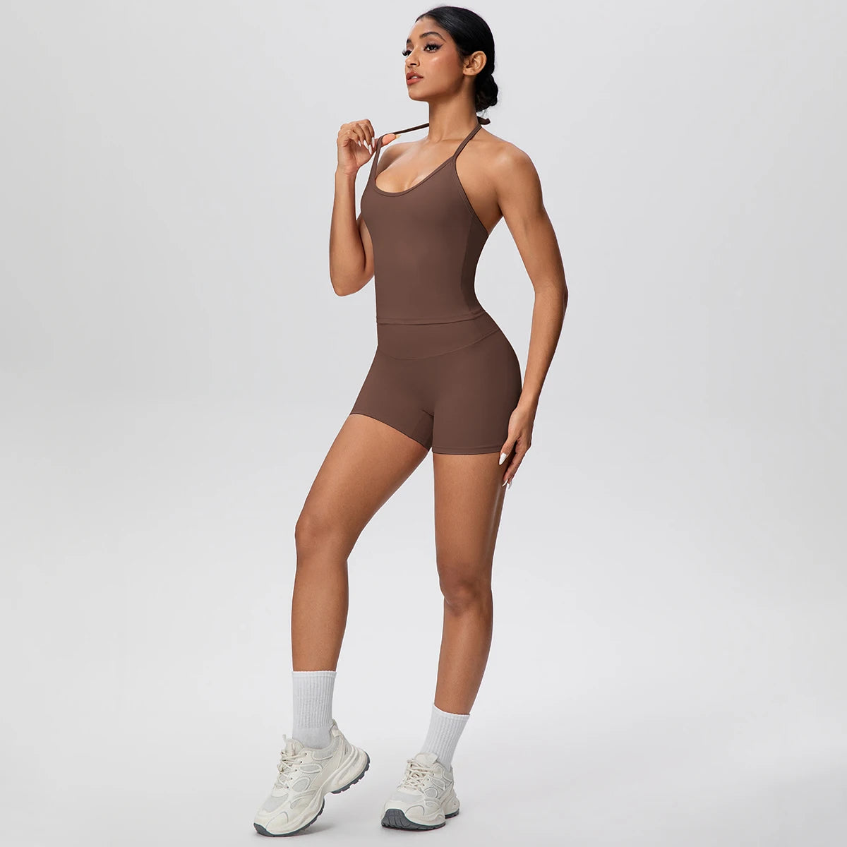 Zweiteiliges Damen-Fitness-Set in Braun: Trägertop mit kurzen Shorts, figurbetont