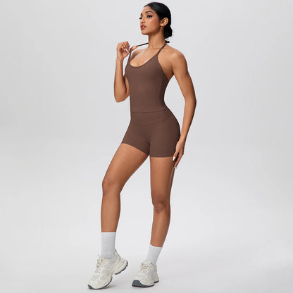 Zweiteiliges Damen-Fitness-Set in Braun: Trägertop mit kurzen Shorts, figurbetont