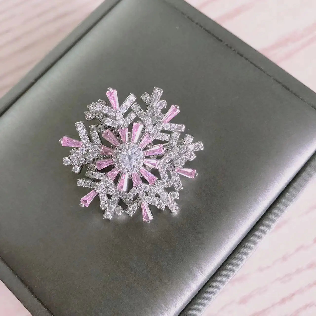 Brosche Schneeflocke Weihnachten Kristall Strass Schalschnalle Unisex