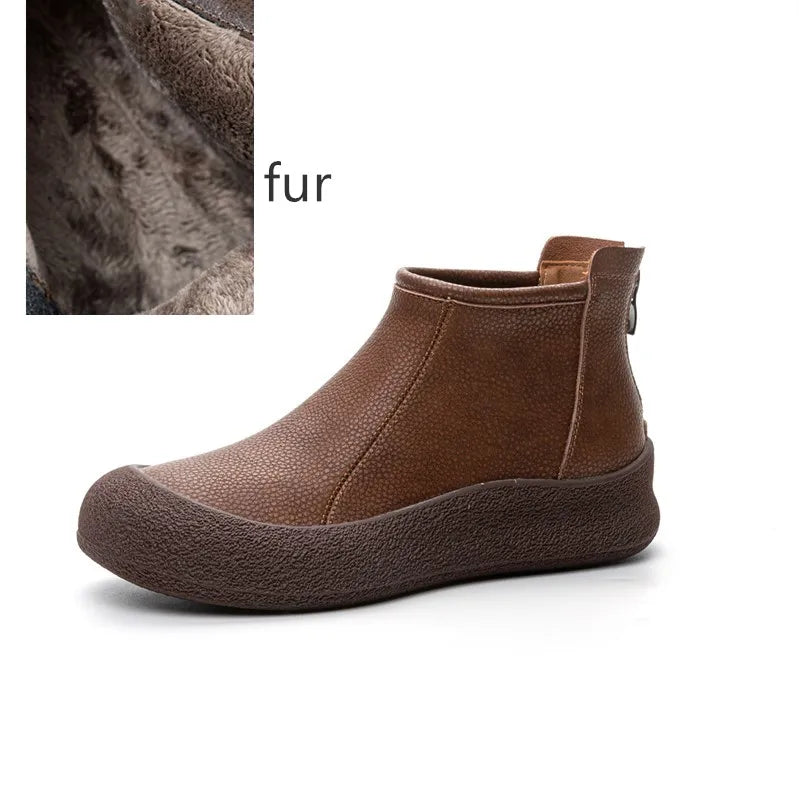 Braune flache Leder-Stiefeletten mit Fellfutter, Rundkappe und seitlichem Reißverschluss.