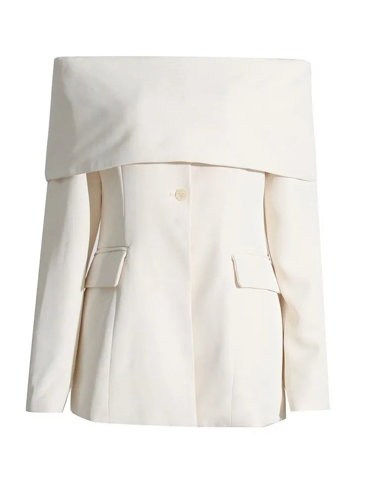 Elegantes Damen-Kleid mit Rundhalsausschnitt, kurzen Ärmeln und unregelmäßigem Patchwork-Design – figurbetont und stilvoll.