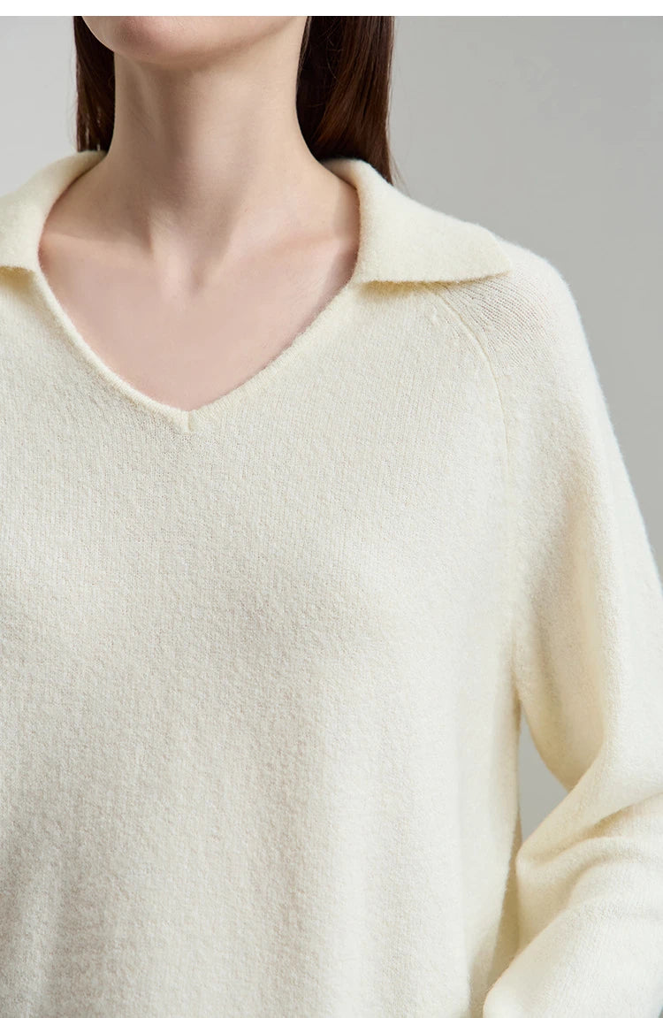 Nahaufnahme: cremefarbener Damen-Strickpullover mit V-Ausschnitt