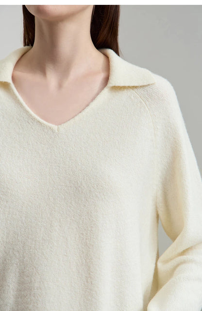 Nahaufnahme: cremefarbener Damen-Strickpullover mit V-Ausschnitt