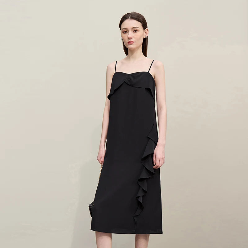 Romantisches Sommer Damenkleid Mit Spaghettiträgern Und Dekorativen Rüschen