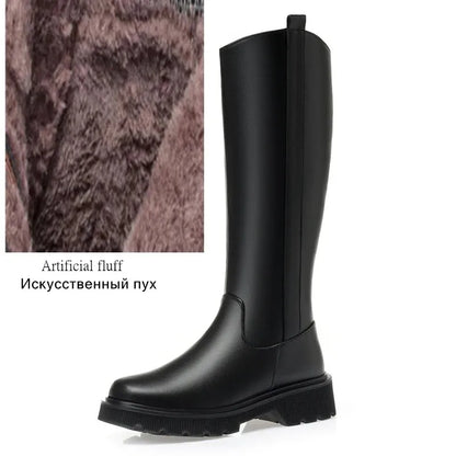 Schwarzer hoher Winterstiefel mit glattem Schaft und dicker Profilsohle