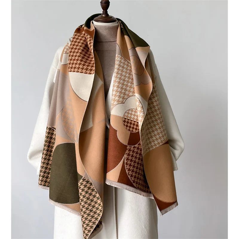 Winterschal mit Fransen in Braun, Beige und Oliv; Blumen- und Karomuster