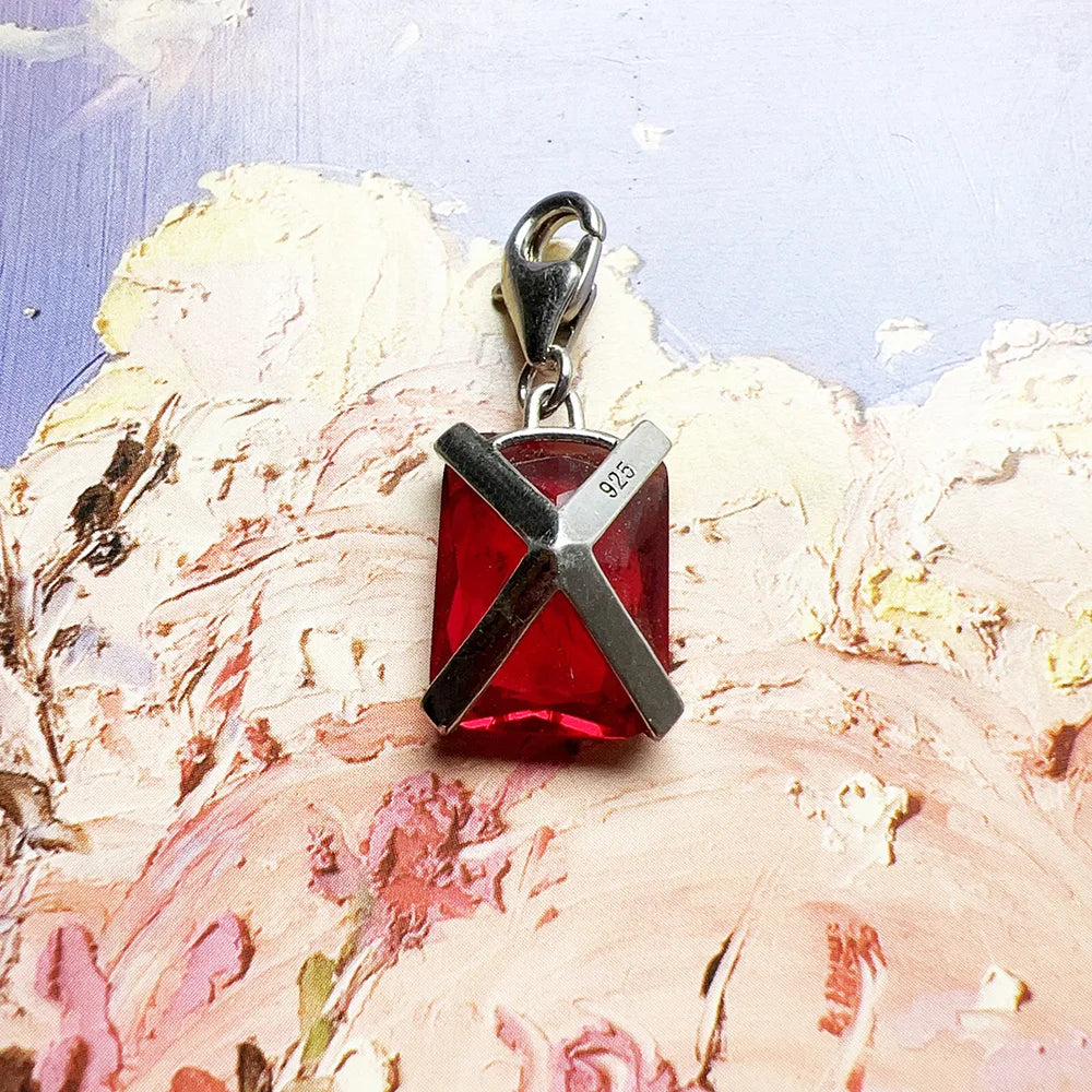 Charms-Anhänger aus 925er Sterlingsilber mit rotem Edelstein und schwarzem Motiv