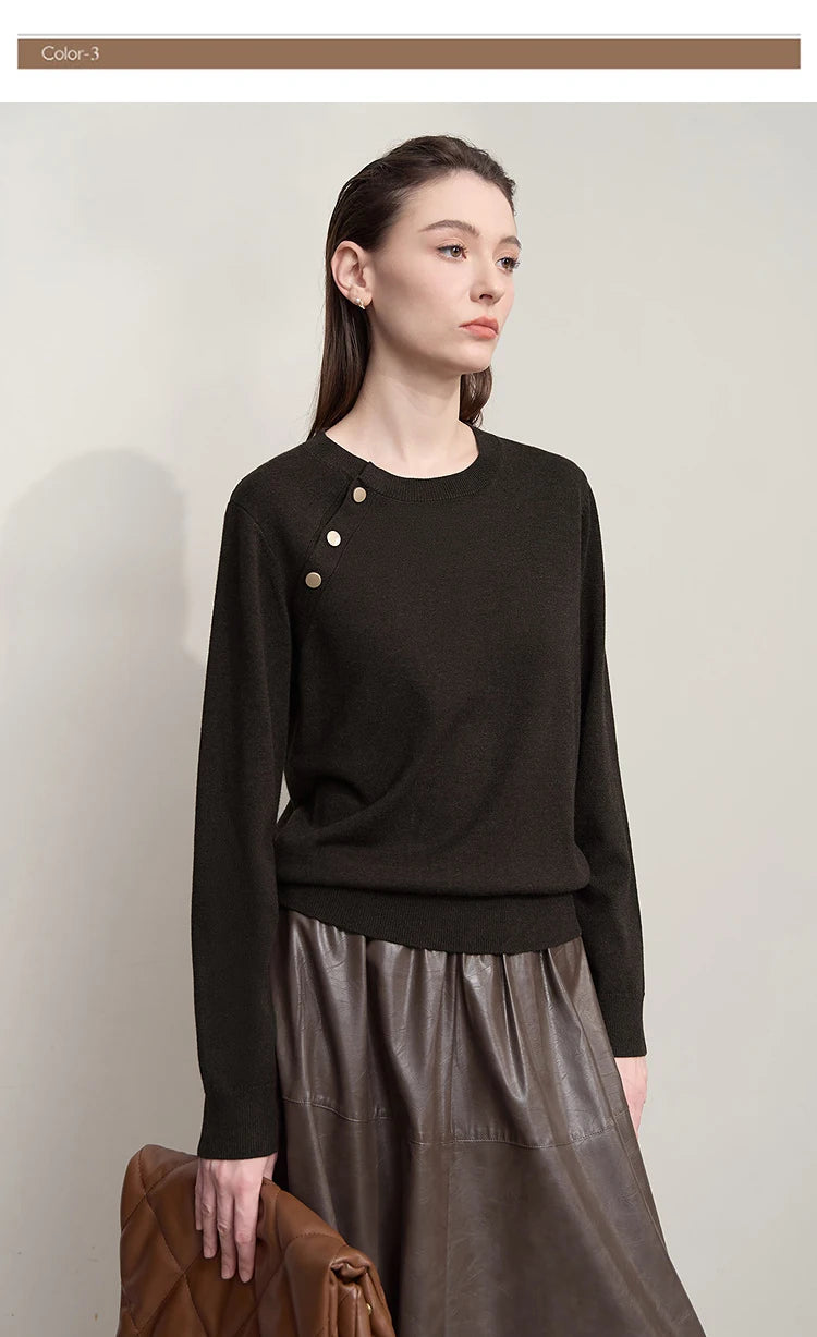Damenpullover in Schwarz mit Rundhalsausschnitt, Knopfdetail an der Schulter