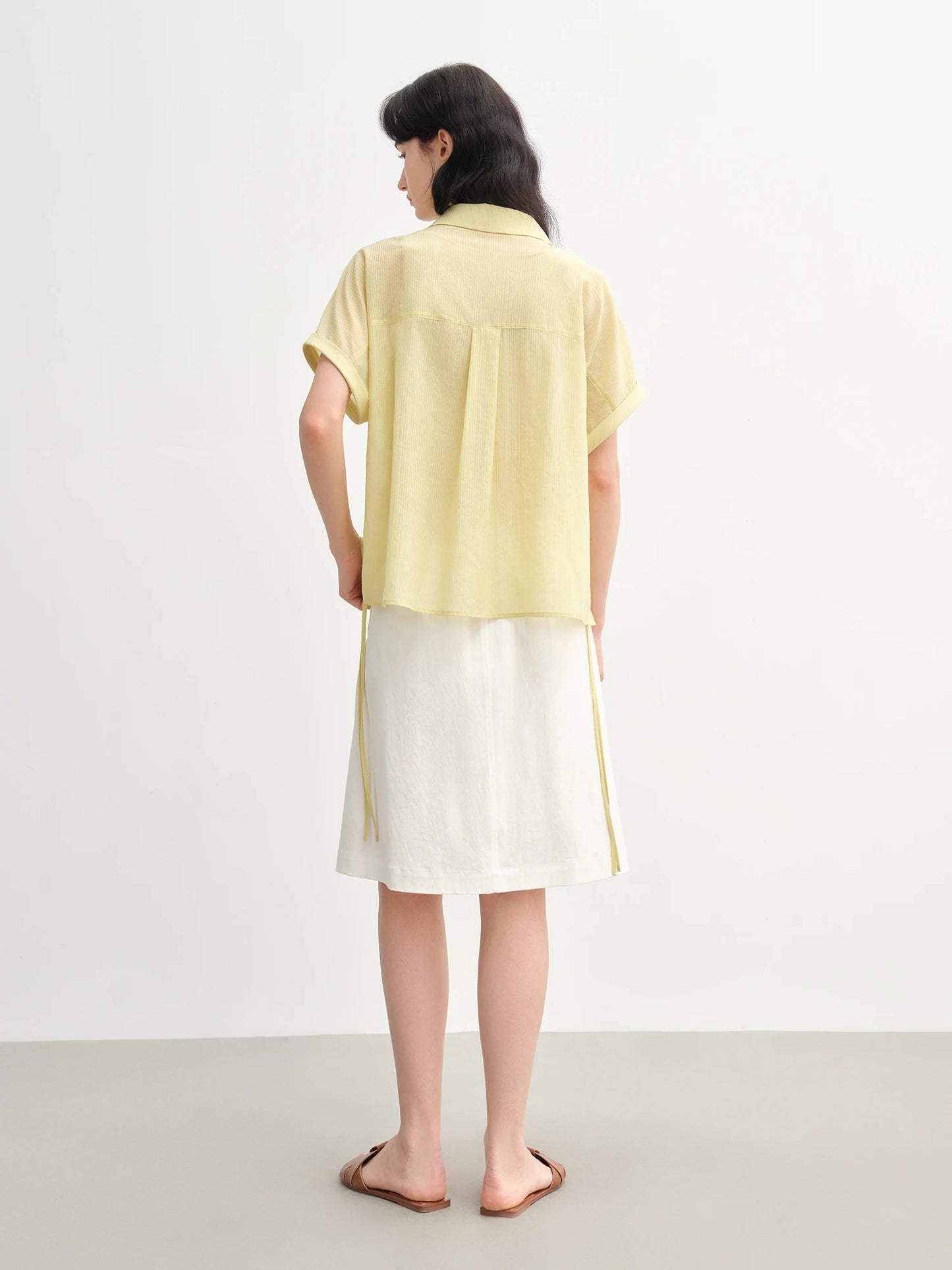 Sommerliches Damen-Shirt mit figurbetontem, künstlerischem Druck und einzigartigem Muster – lässig und schick.