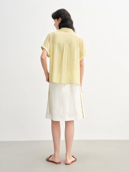 Sommerliches Damen-Shirt mit figurbetontem, künstlerischem Druck und einzigartigem Muster – lässig und schick.