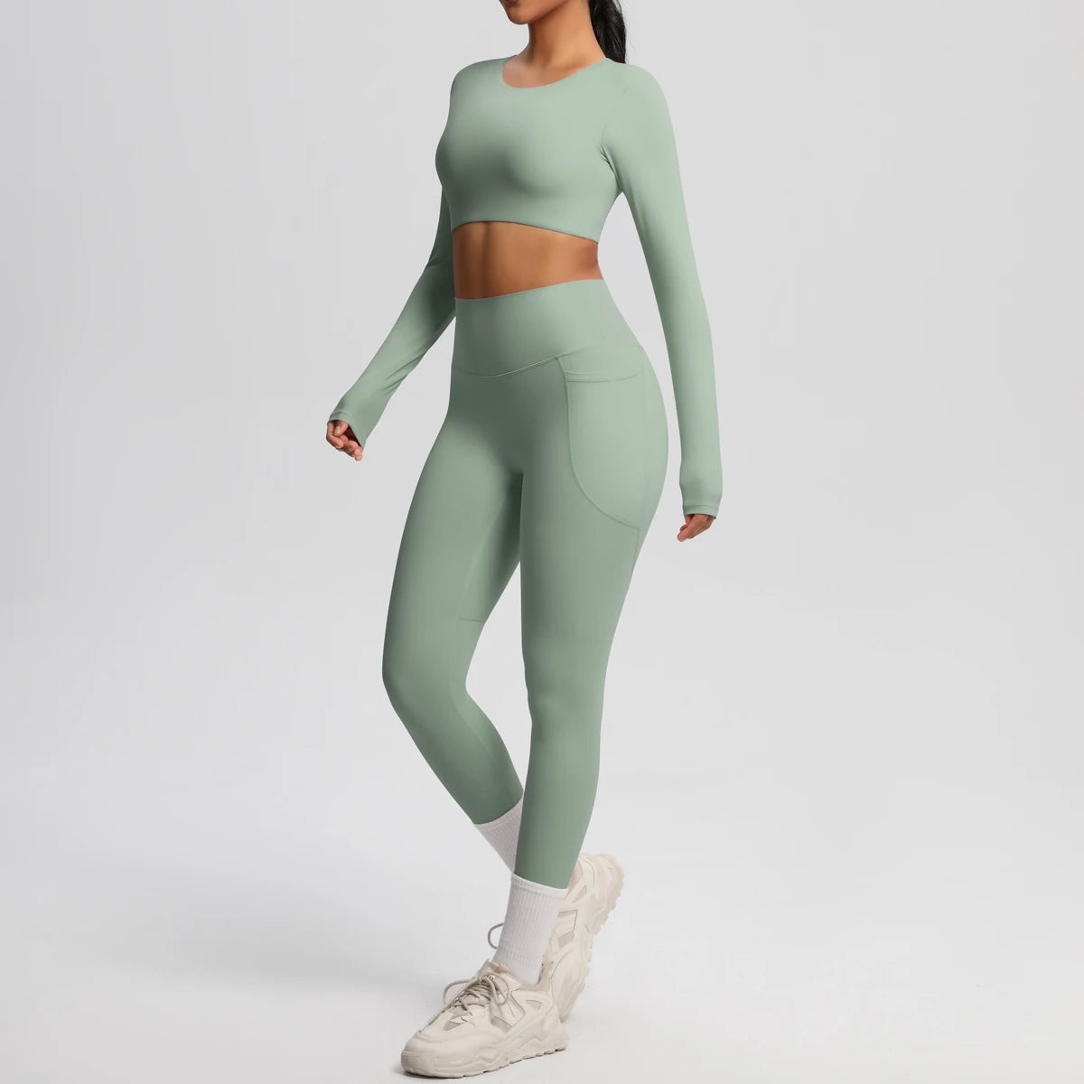 Mintfarbenes Yoga-Set mit langen Ärmeln und figurbetonten Leggings