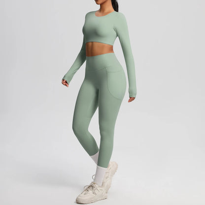 Mintfarbenes Yoga-Set mit langen Ärmeln und figurbetonten Leggings