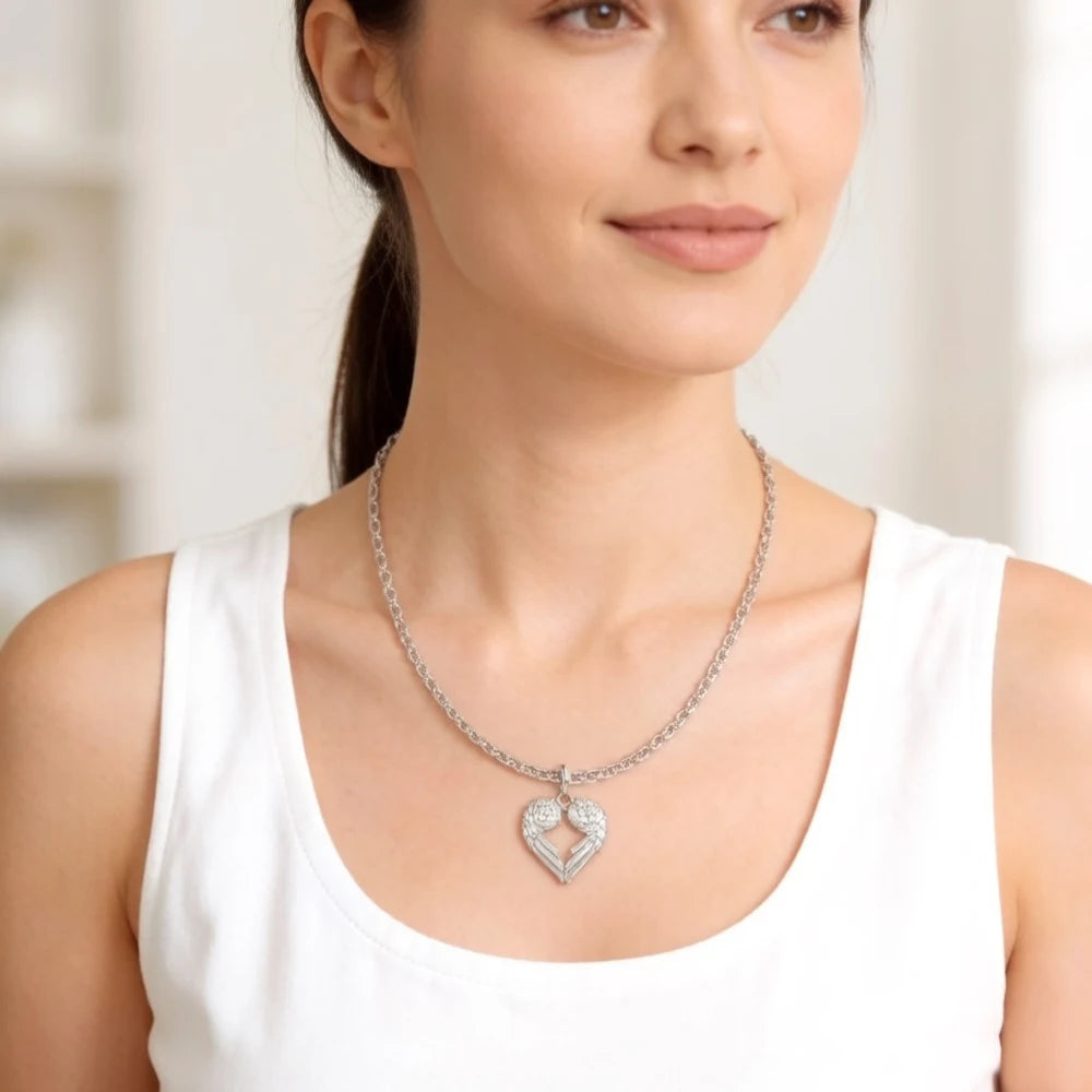 Sterlingsilber-Herz-Anhänger mit Engelsflügeln an Kette am Ausschnitt