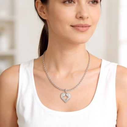 Sterlingsilber-Herz-Anhänger mit Engelsflügeln an Kette am Ausschnitt