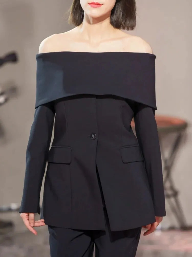 Elegantes Damen-Kleid mit Rundhalsausschnitt, kurzen Ärmeln und unregelmäßigem Patchwork-Design – figurbetont und stilvoll.