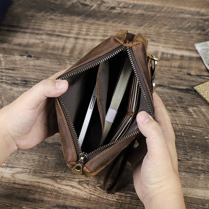 Braune Leder-Clutch geöffnet mit Reißverschluss und mehreren Kartenfächern
