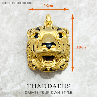 Goldfarbener Tigerkopf-Anhänger mit reliefartigen Augen und Zähnen, glänzende Fassung