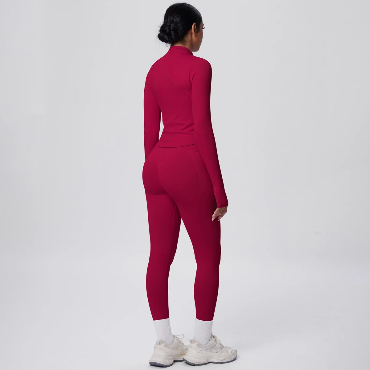 Yoga-Set Dunkelrot Rückansicht: langärmlige Jacke-Optik und hohe Leggings