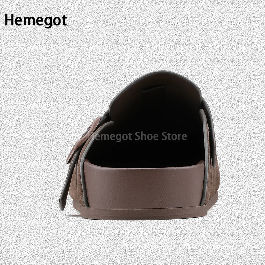 Brauner Slipper von innen, gepolsterte Öffnung und seitlicher Riemen
