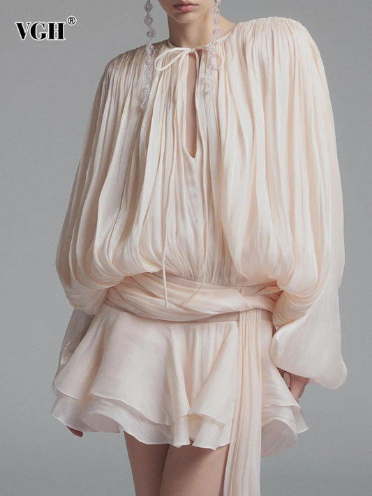 Elegantes Damen-Satinkleid mit Schleifendetail, rückenfrei und ärmellos – ideal für Sommerabende und Partys.