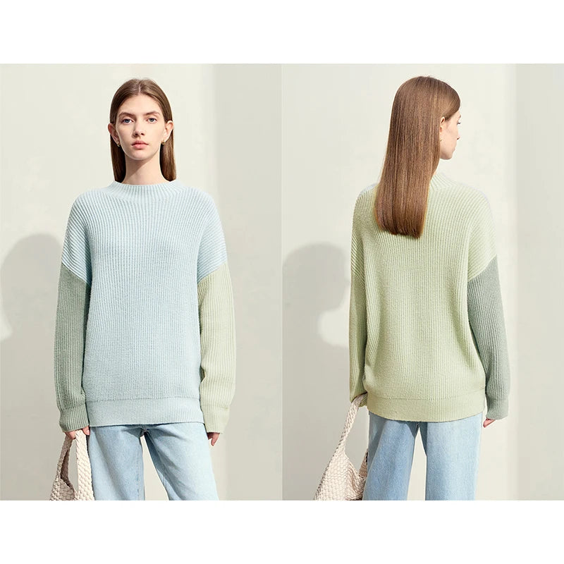 Rollkragenstrickpullover hellblau mit grünlicher Rückseite, entspannte Passform, Rippenstrick.