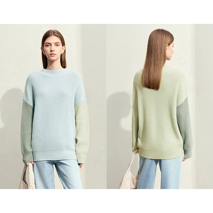 Rollkragenstrickpullover hellblau mit grünlicher Rückseite, entspannte Passform, Rippenstrick.