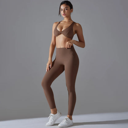Damen-Yoga-Set in Braun mit Sport-BH und Leggings, Vorderansicht im Stand
