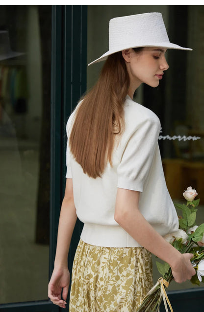 Damen T-Shirt im minimalistischen Stil mit V-Ausschnitt und kurzen Ärmeln