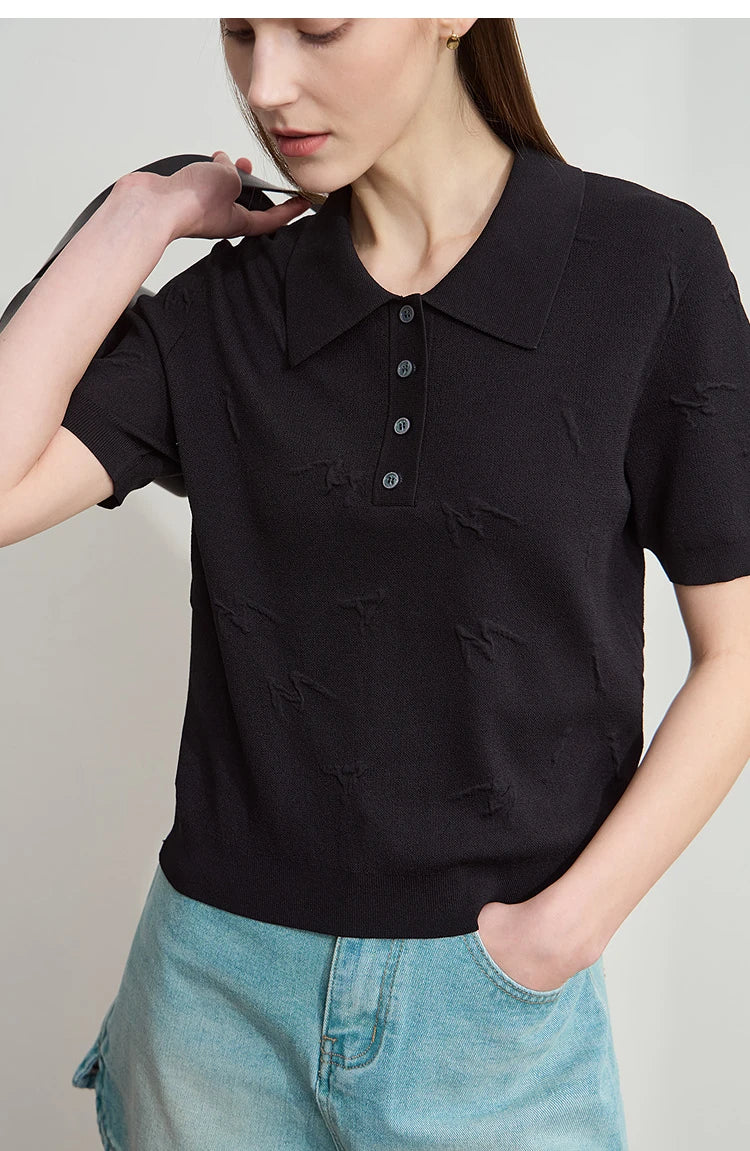 Schwarzer Kurzarm-Strickpullover mit Polo-Kragen, Knöpfen und dezent bestickten Stellen