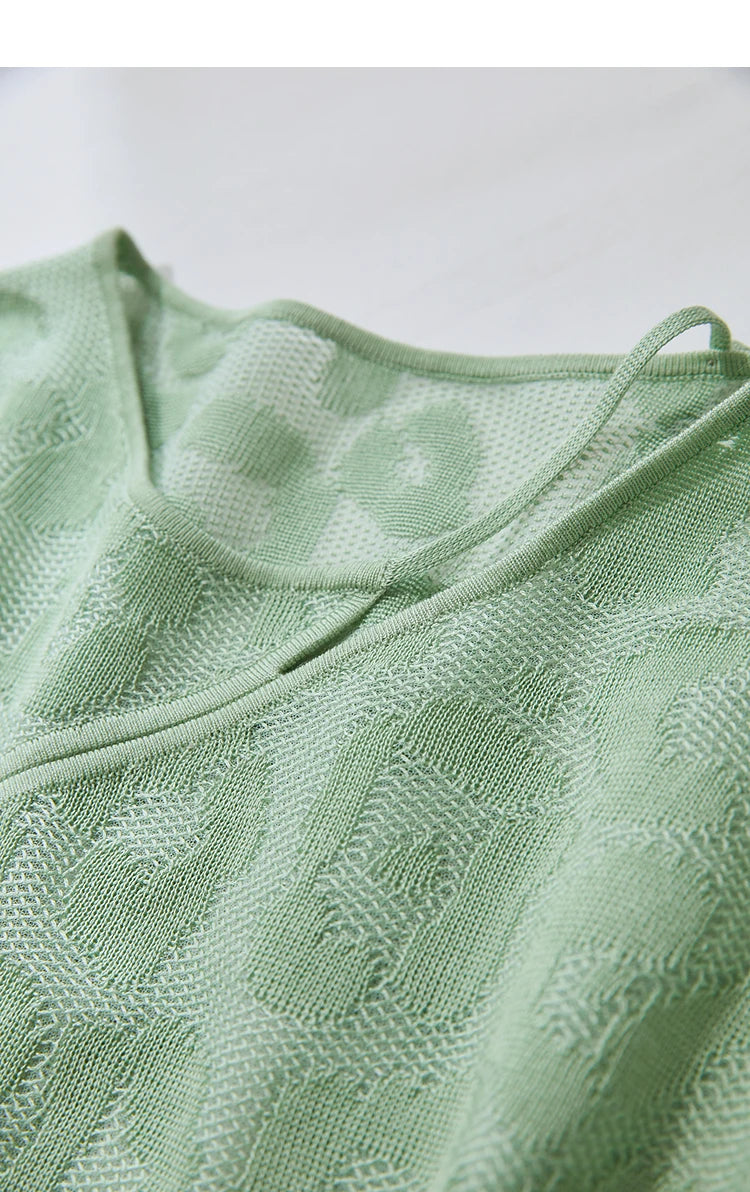 Nahaufnahme: Damen-T-Shirt in hellem Grün mit Jacquard-Textur und Rundhalsausschnitt