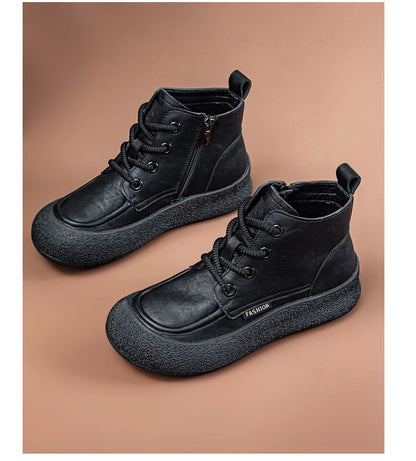 Damen-Knöchelboots mit Rundspitz, Schnürung und flacher, profilierter Sohle; schwarz.
