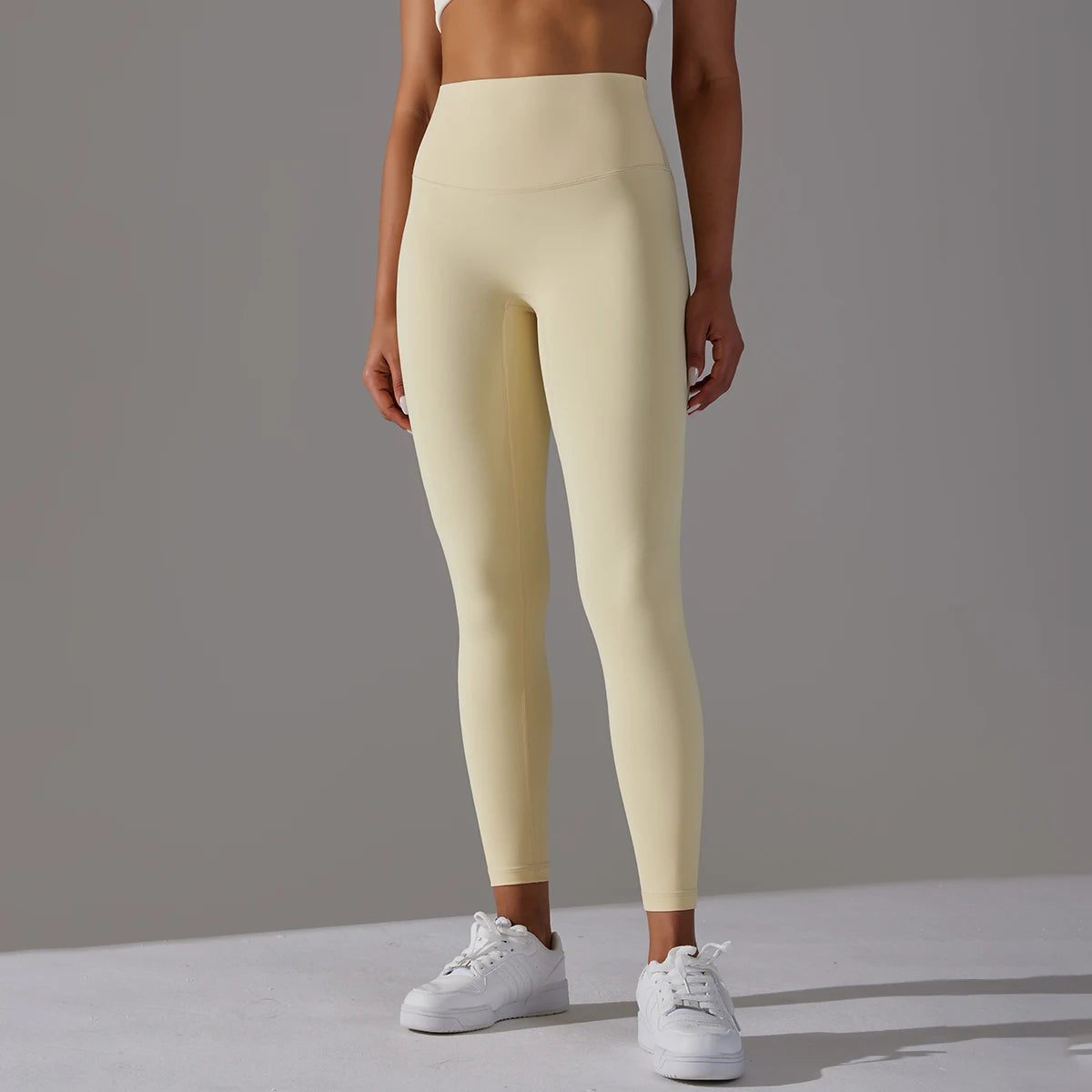 Nahtlose Yogahose, hoch tailliert, helles Creme, langes Bein, körpernah