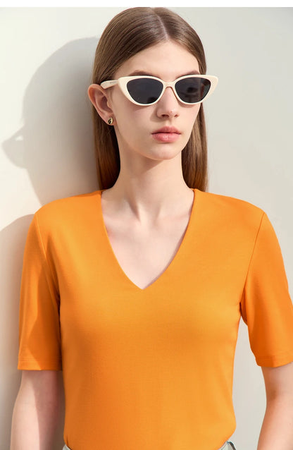 Damen T-Shirt im Minimalismus-Stil mit V-Ausschnitt und halben Ärmeln