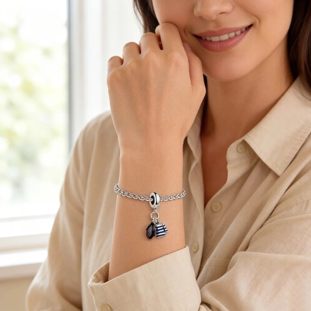 Charm-Anhänger am Armreif: silberne Kette mit Baskenmütze und gestreiftem Shirt