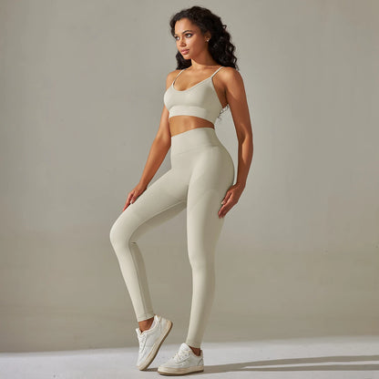 Nahtloses Yoga-Set in Hellgrau: Sport-BH mit Trägern und Leggings, 2-töniger Bund
