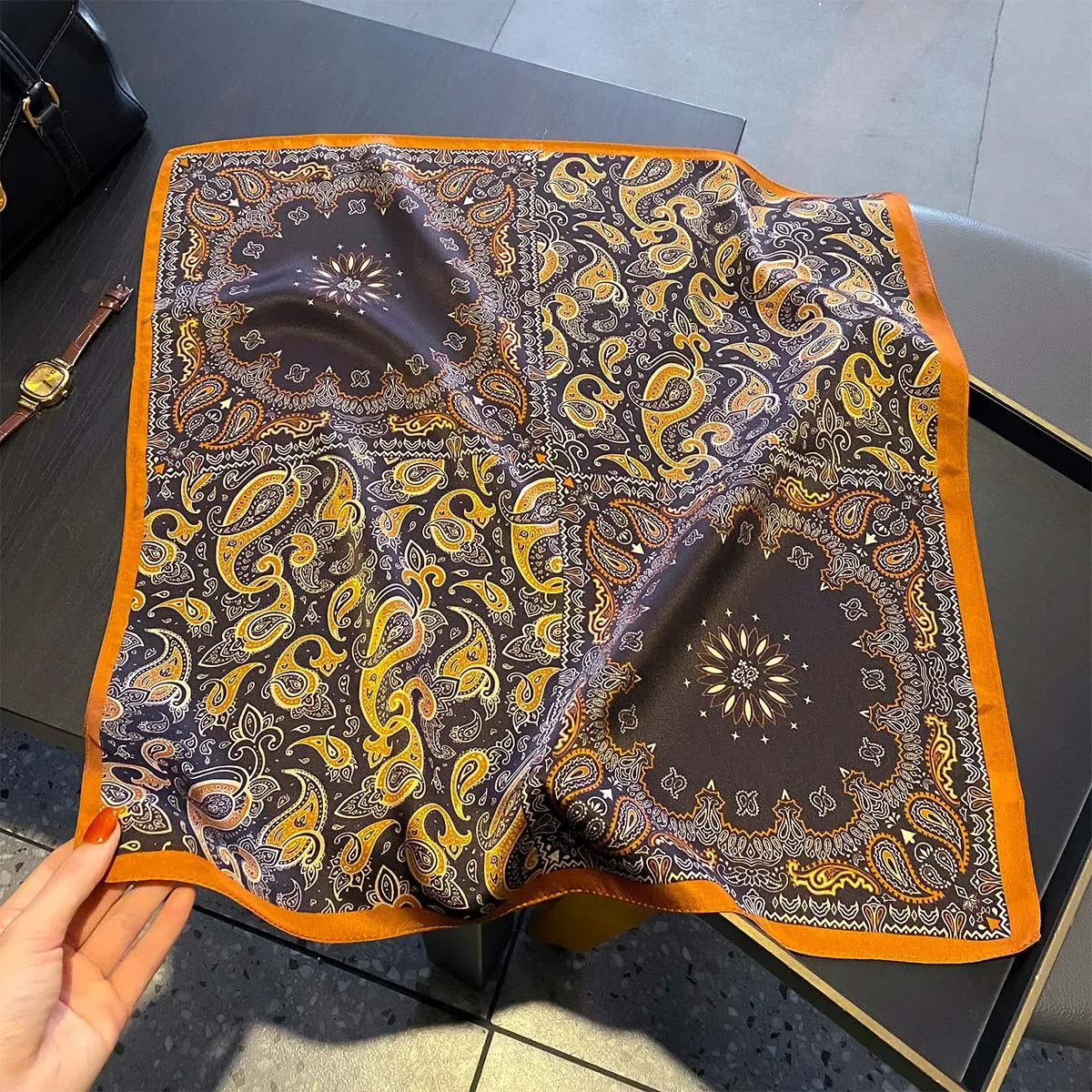 Damen Maulbeerseide Schal kariert quadratisch Halstuch Hijab Bandana bedruckt C