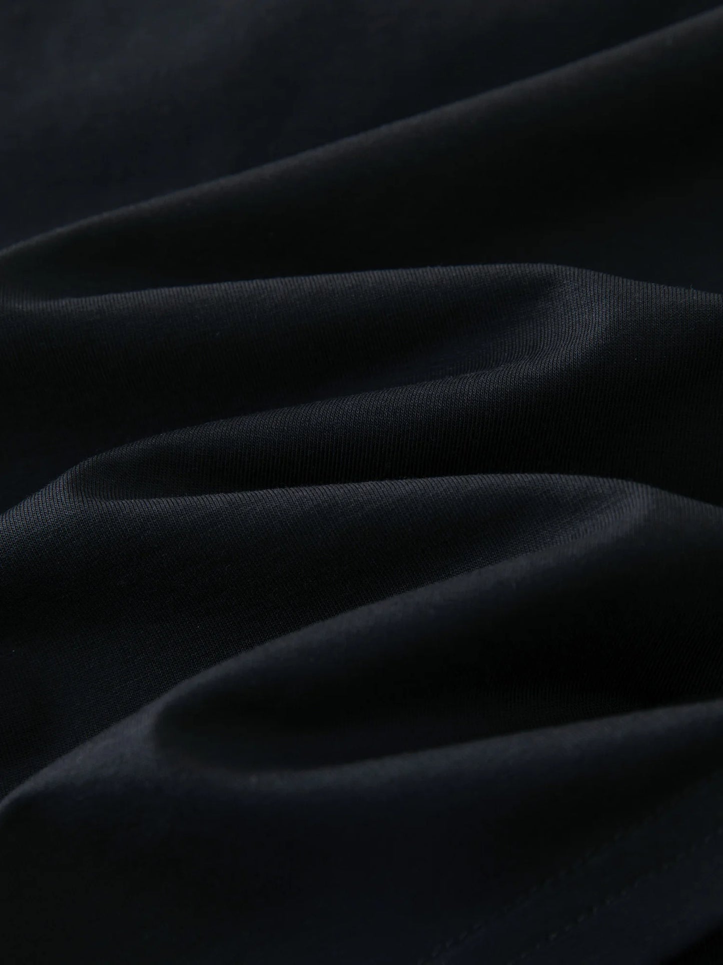 Damen-T-Shirt aus Baumwolle mit V-Ausschnitt und kurzen Ärmeln in vier Farben, mit Falten-Design an der Schulter.