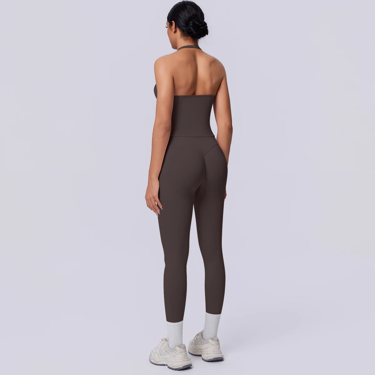 Nahtloses Yoga-Set in Dunkelbraun: Rückenansicht mit Trägershirt und 7/8-Leggings.